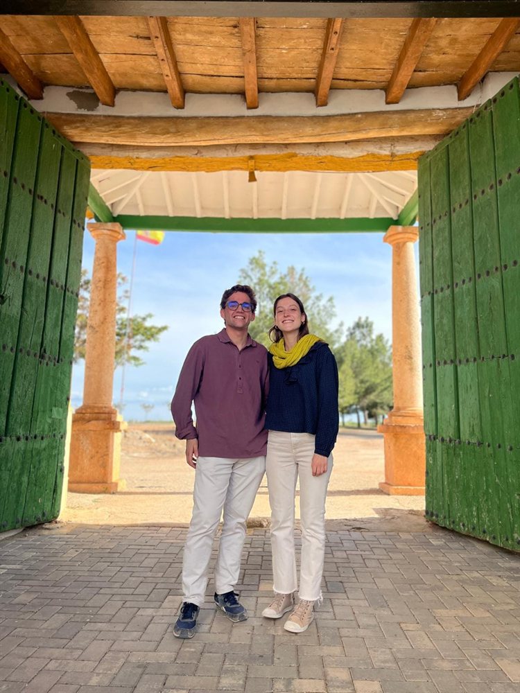 Rosa y Jaime bajo el porche de madera