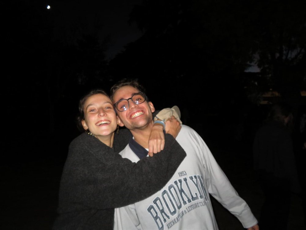 Rosa y Jaime abrazados de noche