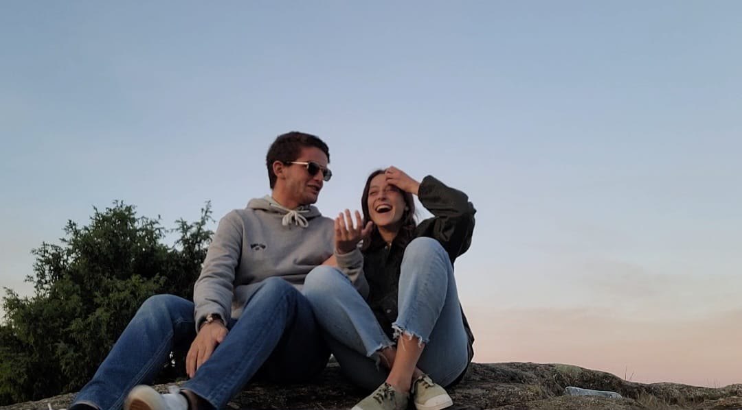 Rosa y Jaime sentados al atardecer